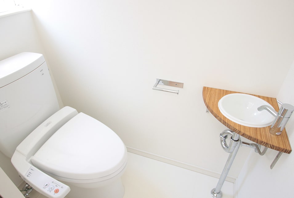 トイレットペーパーホルダーはDIYで交換できる?外し方・取り付け方を紹介